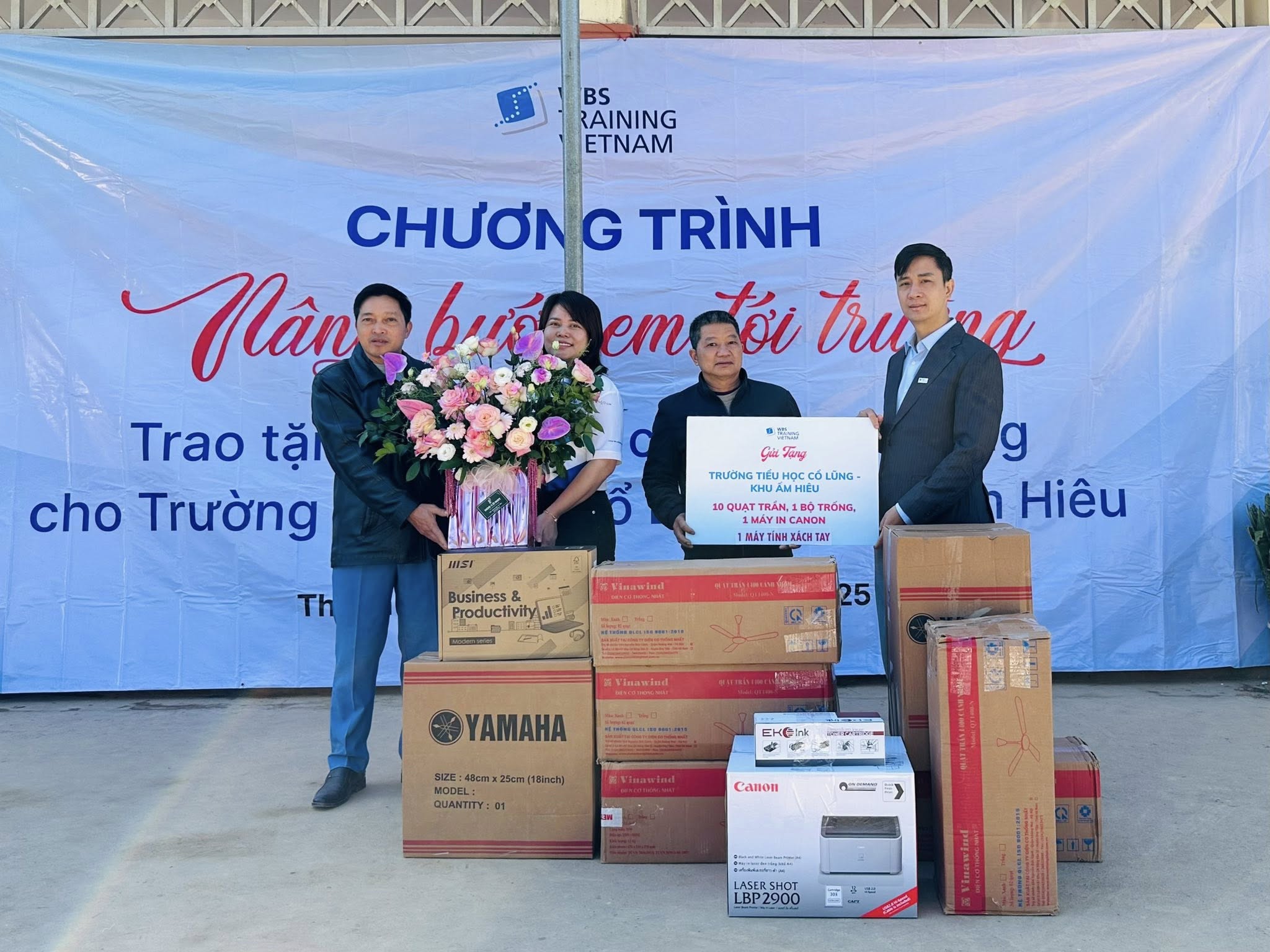 WBS trao gửi những món quà tới các em nhỏ khu Ấm Hiêu