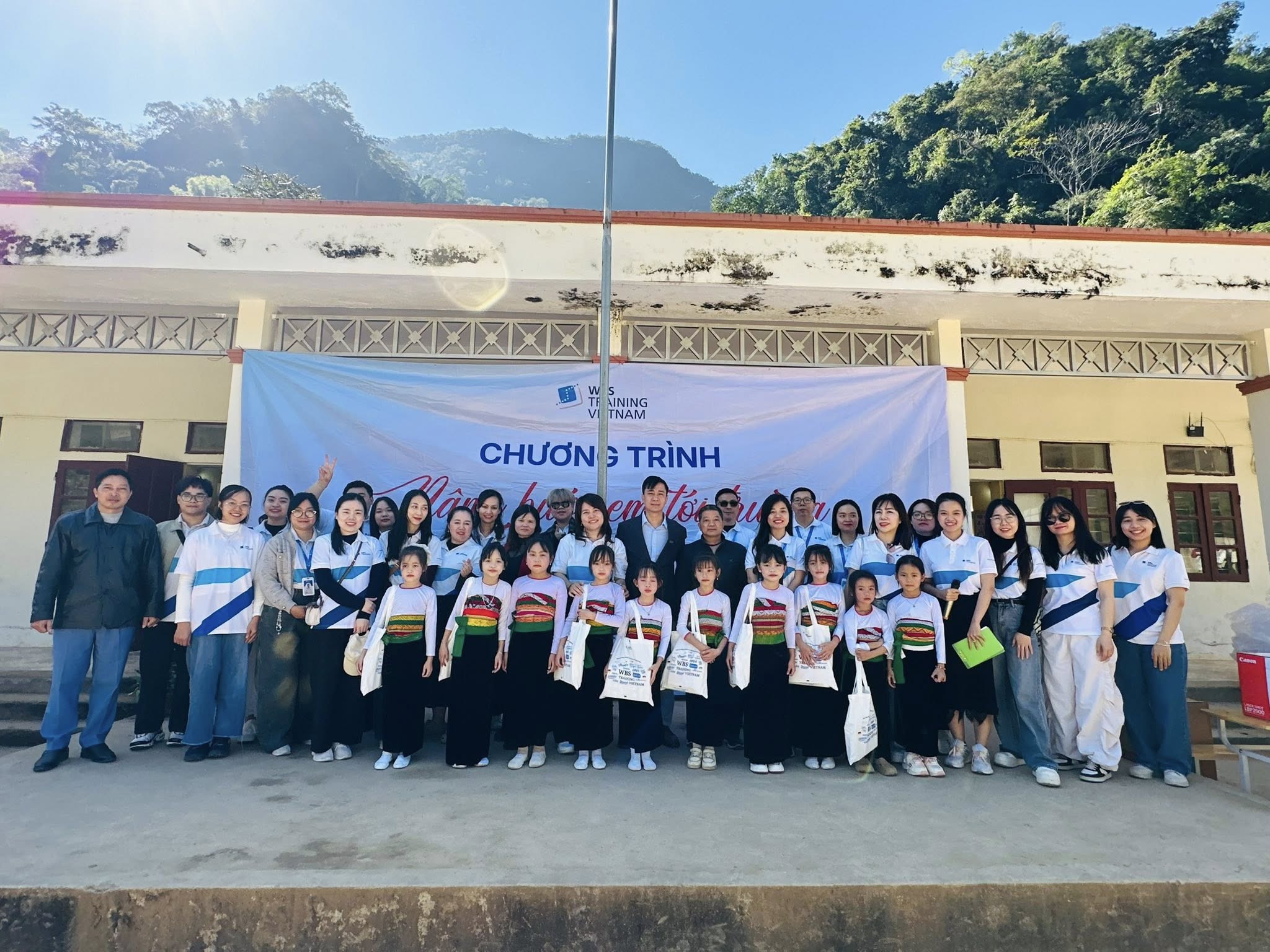 Nâng bước em tới trường 2025