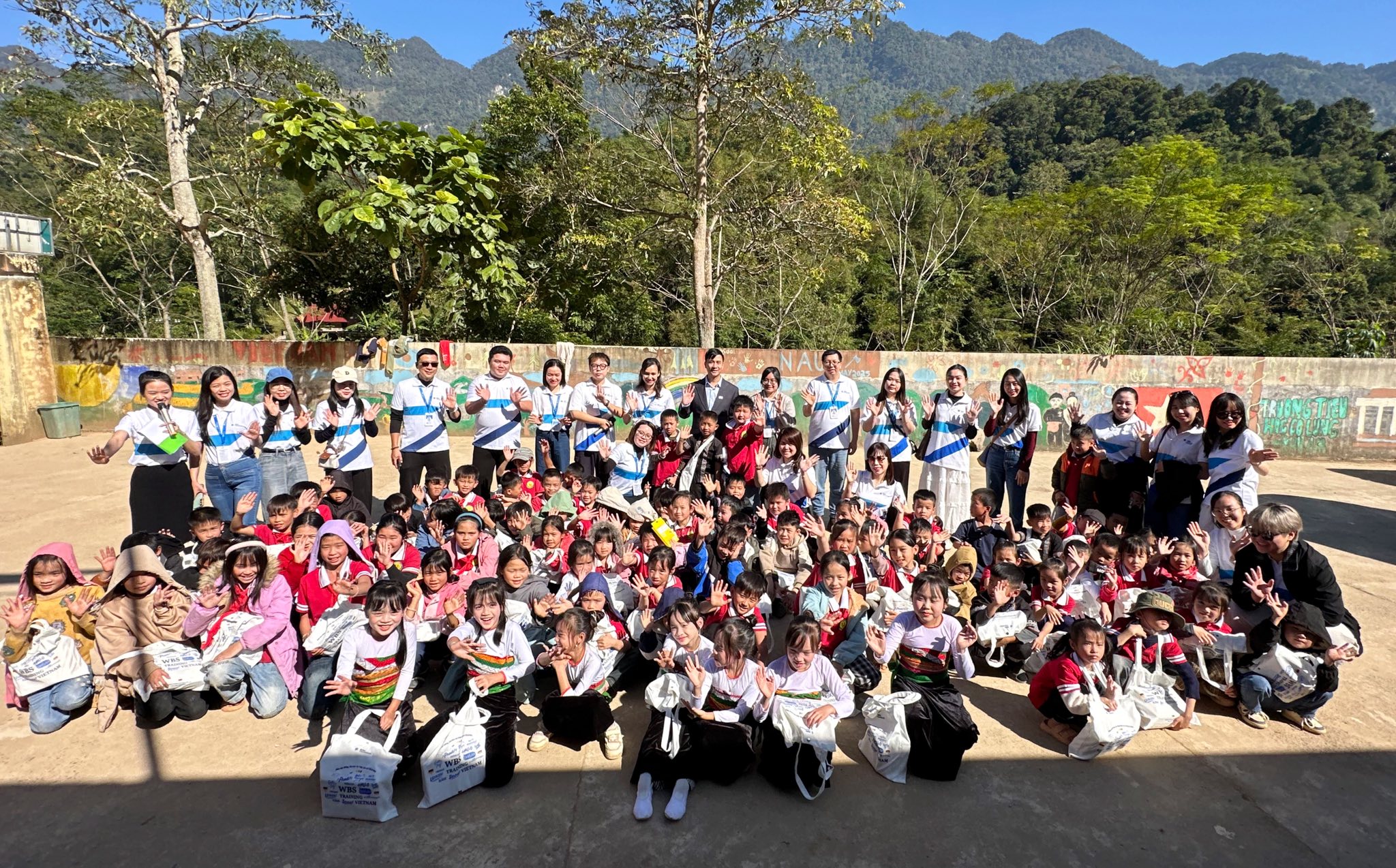 WBS cùng hành động "Nâng bước em tới trường" 2025
