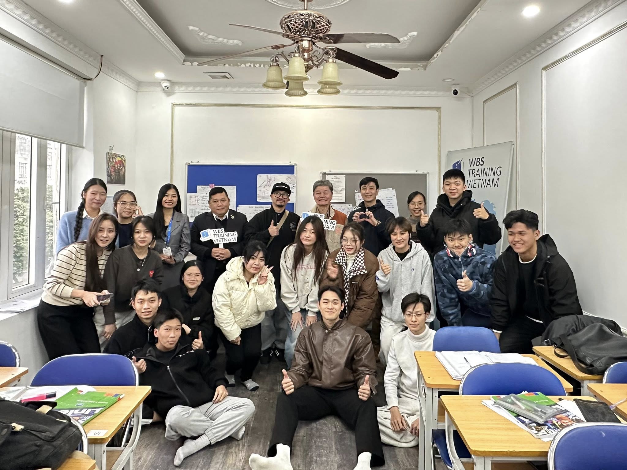 Ca sĩ Hà Lê giao lưu với học viên WBS